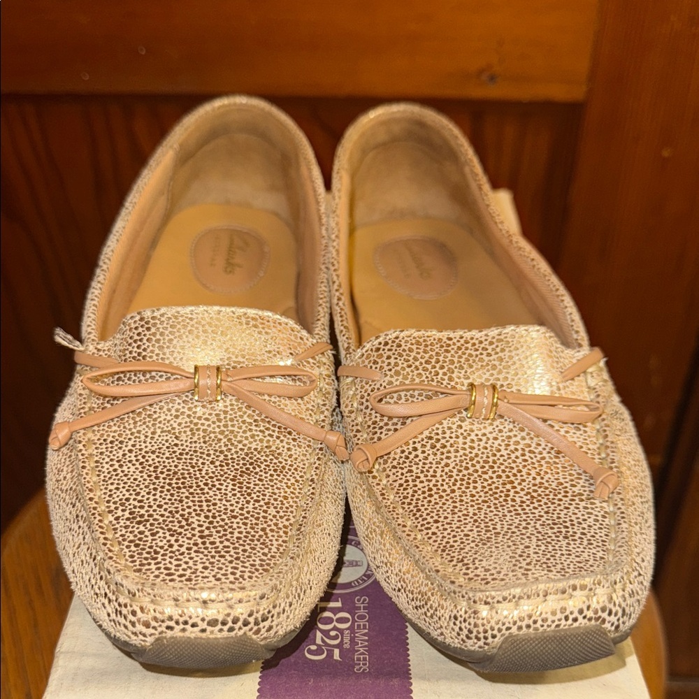Clarks Dunbar Groove Loafers – Gold Metallic Cracked Leather - 10M - Worn Once